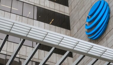 AT&T adds more mobile, internet subscribers on promotions