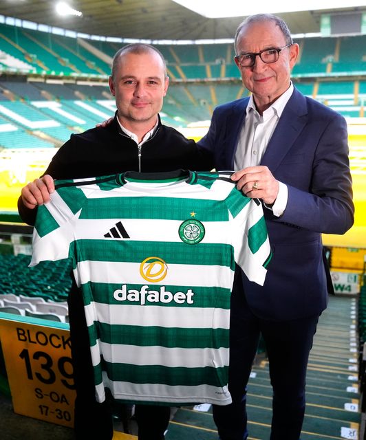 Martin O'Neill and Shaun Maloney pose for pictures at Celtic Park