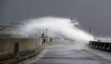 Thousands without power as Met Éireann warns of gale force winds 