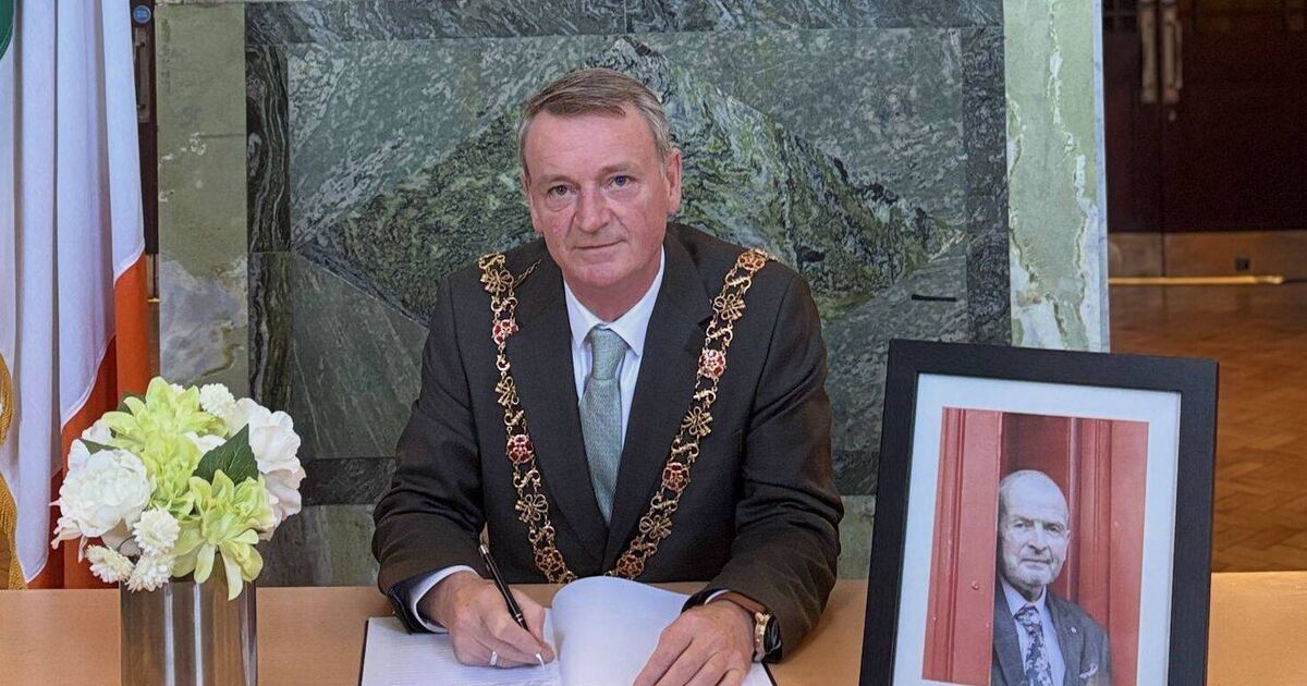 Book of Condolence opened for Don O'Leary at Cork's City Hall