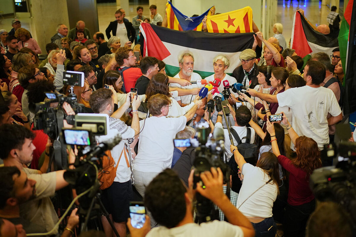 Former Barcelona mayor Ada Colau speaks with media as she arrives at the airport in Barcelona, Spain, Sunday, Oct. 5, 2025, after being arrested on the Global Sumud Flotilla and subsequently released by the Israeli authorities. (AP Photo/Joan Mateu Parra)
