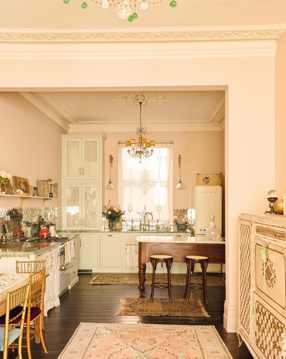 Pearl Lowe’s kitchen brings glamour with colour, texture and a variety of furnishings.  Pearl Lowe’s kitchen brings glamour with colour, texture and a variety of furnishings.