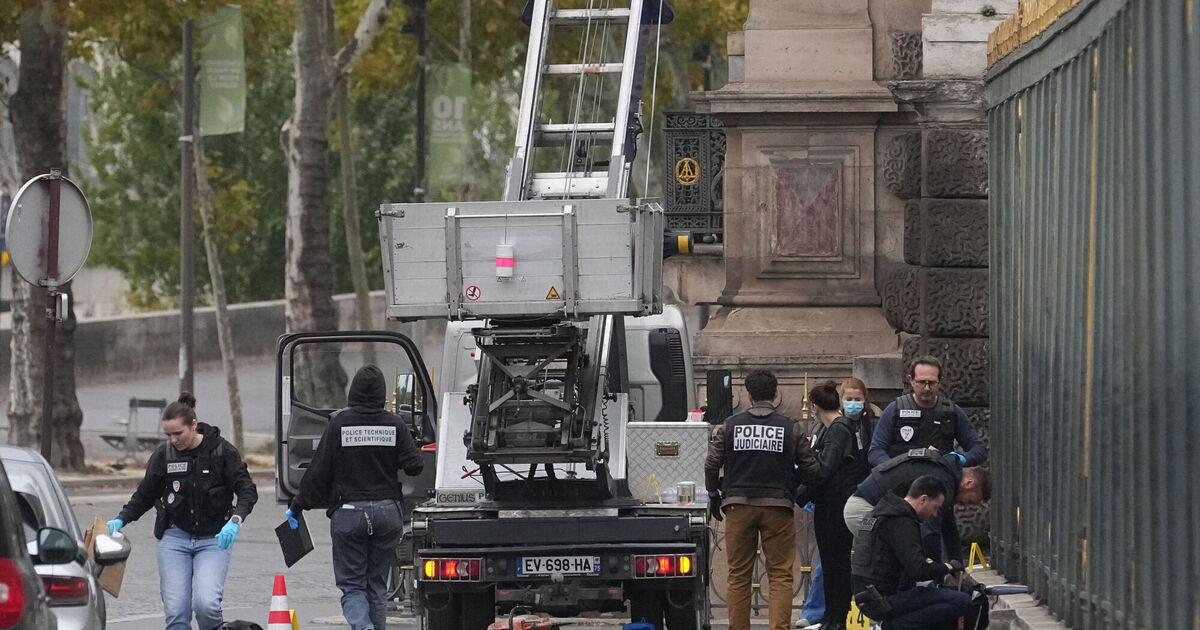 Thieves made away with 'priceless jewels' in robbery at Louvre