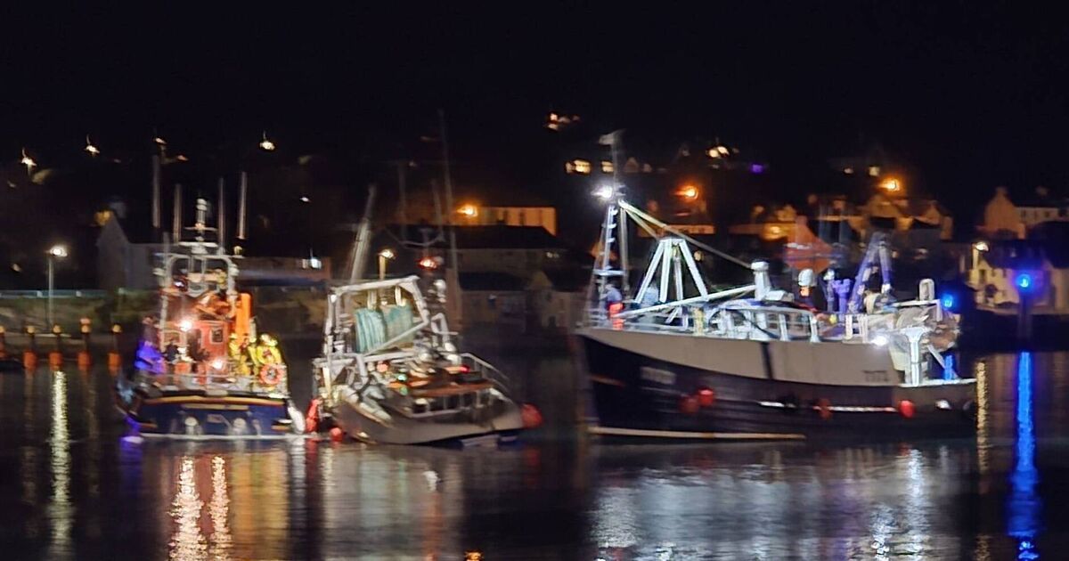 Four rescued after boat sinks in West Cork 