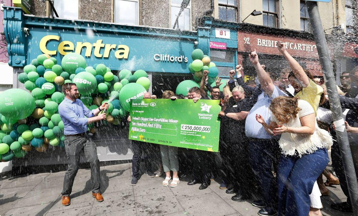 Clifford’s Centra celebrate selling Ireland’s biggest ever EuroMillions jackpot. Pictured is Cian Murphy CEO National Lottery alongside store manager Simon Champ and the team of Clifford’s Centra on Shandon Street in Cork City centre. Photo Mac Innes