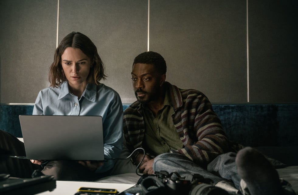 the woman in cabin 10 l r keira knightley as lo and daniel ings as adam in the woman in cabin 10 cr parisa taghizadehnetflix © 2025