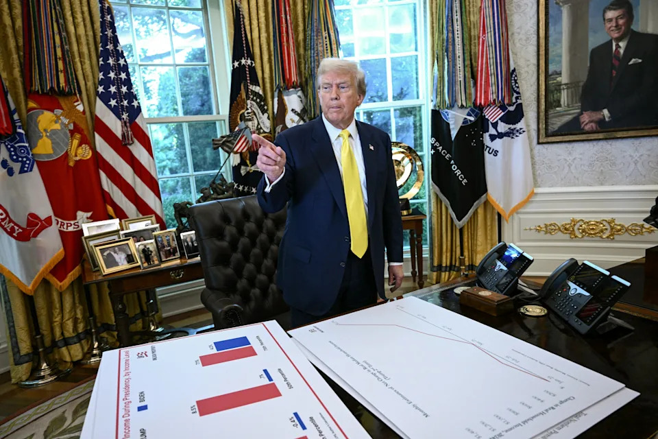 Trump speaks about the economy in the Oval Office of the White House. / BRENDAN SMIALOWSKI / AFP via Getty Images