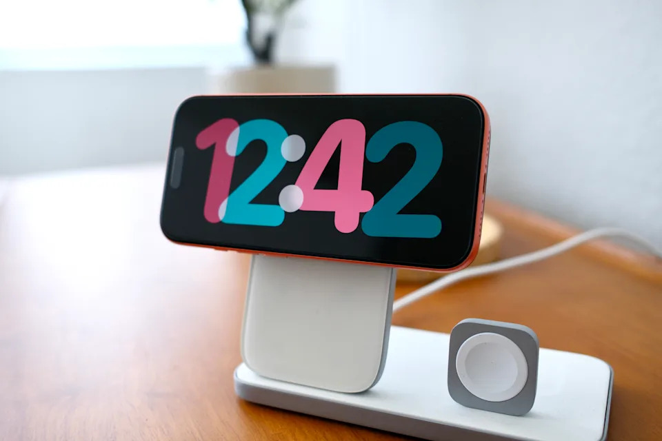 Showing a clock in StandBy mode on iPhone.