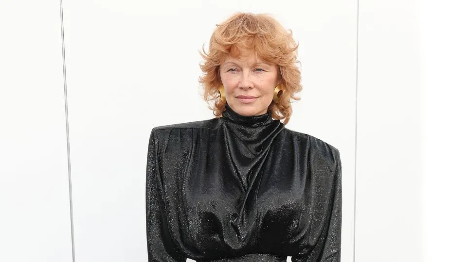 The '80s-style shimmering dress and powerful shoulder pads perfectly complimented Anderson's shaggy blow out. - Stephane Cardinale/Corbis/Getty Images