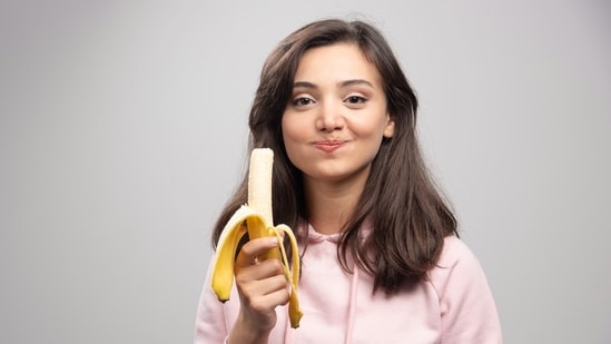 Bananas can help cure period pain? They are rich in magnesium and potassium, which can help relax muscles and reduce cramping. However, effectiveness varies from person to person. (Freepik)
