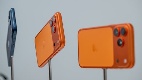 Know which flagship you should buy, the iPhone 17 Pro Max or wait for Galaxy S26 Ultra.(Bloomberg)