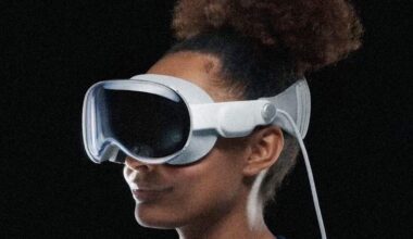 The Vision Pro Was An Expensive Misstep. Now Apple Has to Catch Up With Smart Glasses