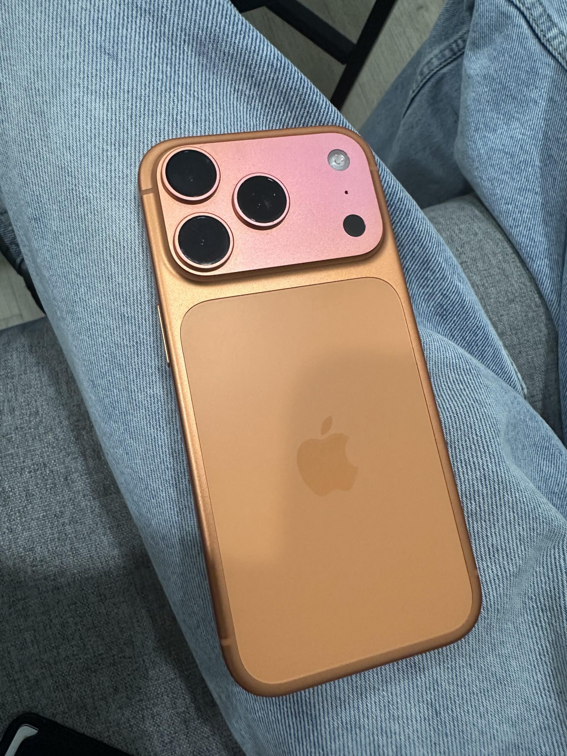 Apple iPhone 17 Pro Cosmic Orange changing colors into pink 5