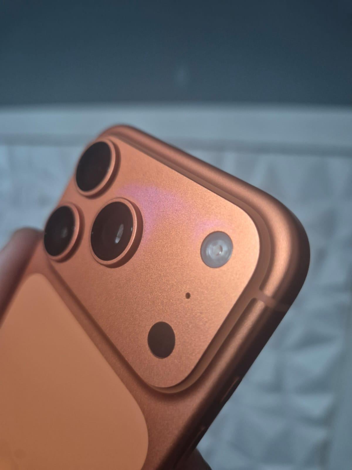 Apple iPhone 17 Pro Cosmic Orange changing colors into pink 6