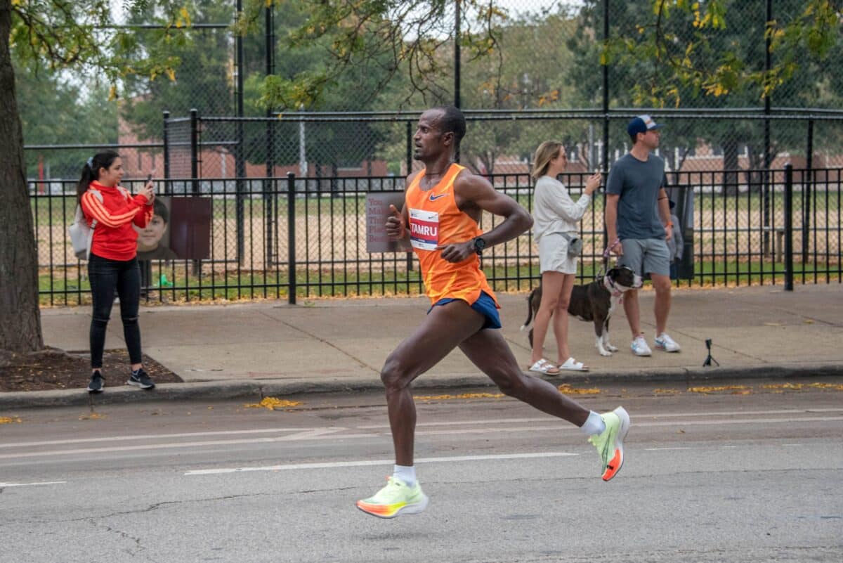 Shifera Tamru Aredo running the Chicago Marathon in 2021.
