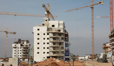 Home sales rise slightly in August amid ongoing market slowdown