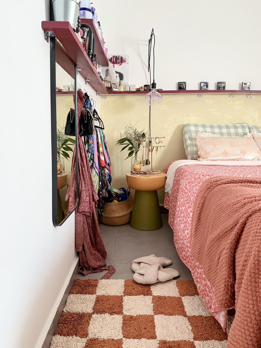 The shelves from the living room continue into the bedroom  (Photo: Noam Ron)  הדירה של אביב ונדב, מדור כאן גרים