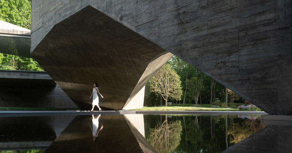ZAO sculpts xiaofeng art museum as cluster of floating galleries