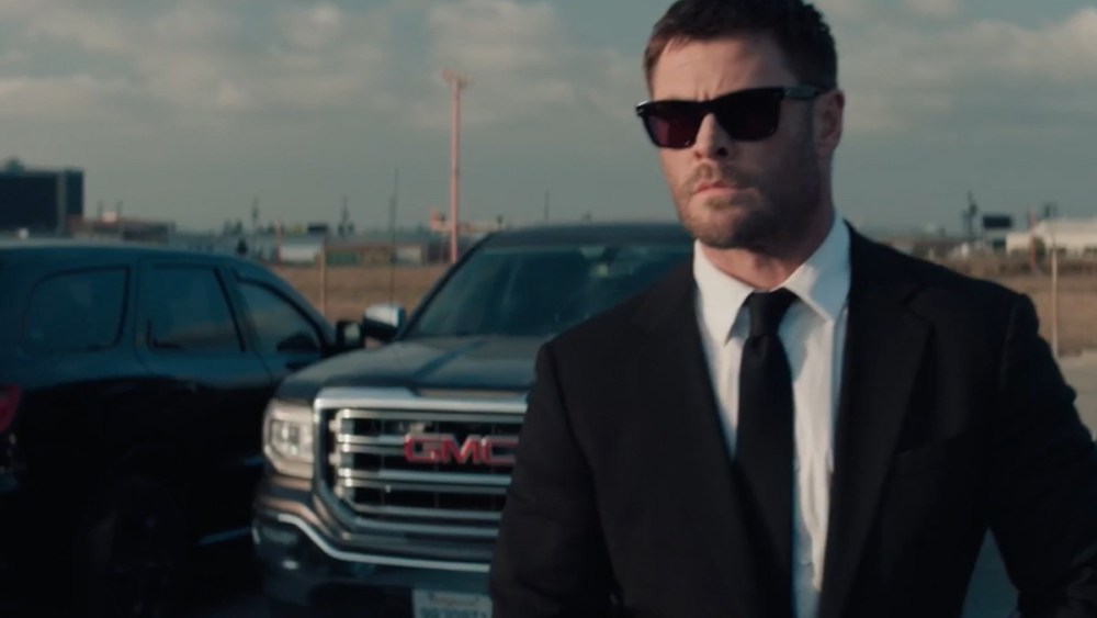 Chris Hemsworth and Halle Berry Run a Jewel Heist