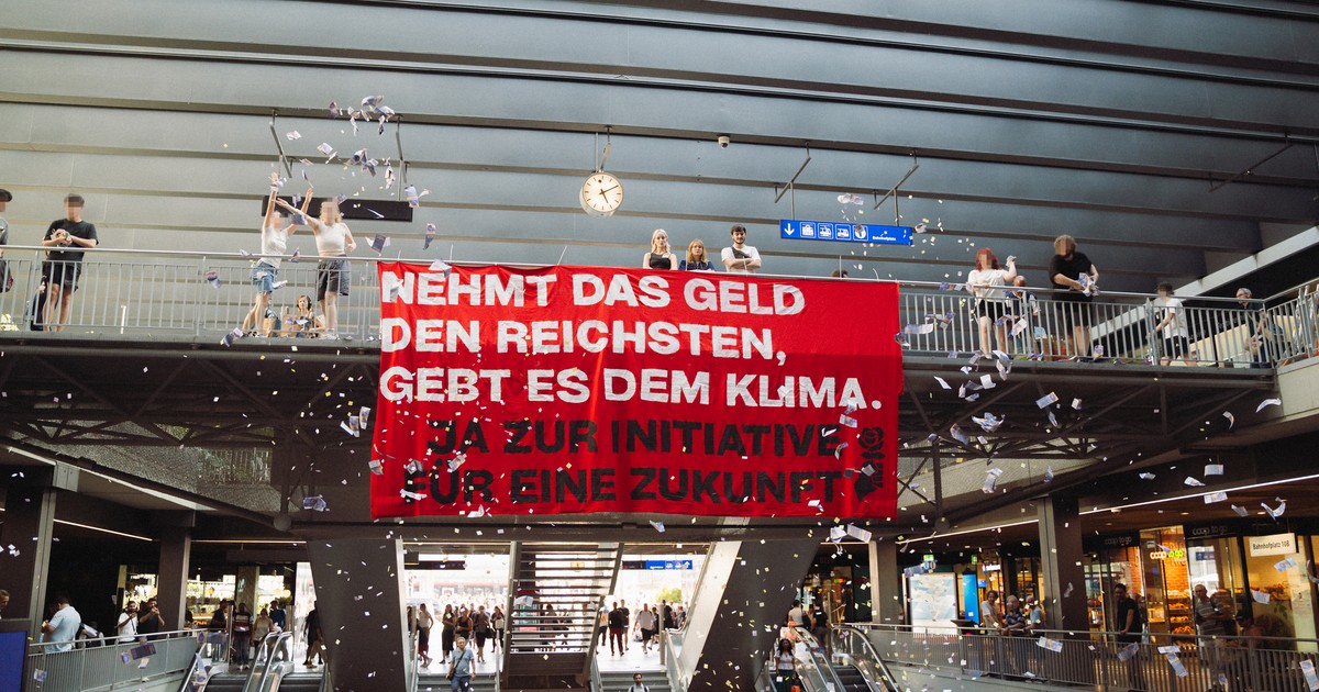 demonstration in Bern station
