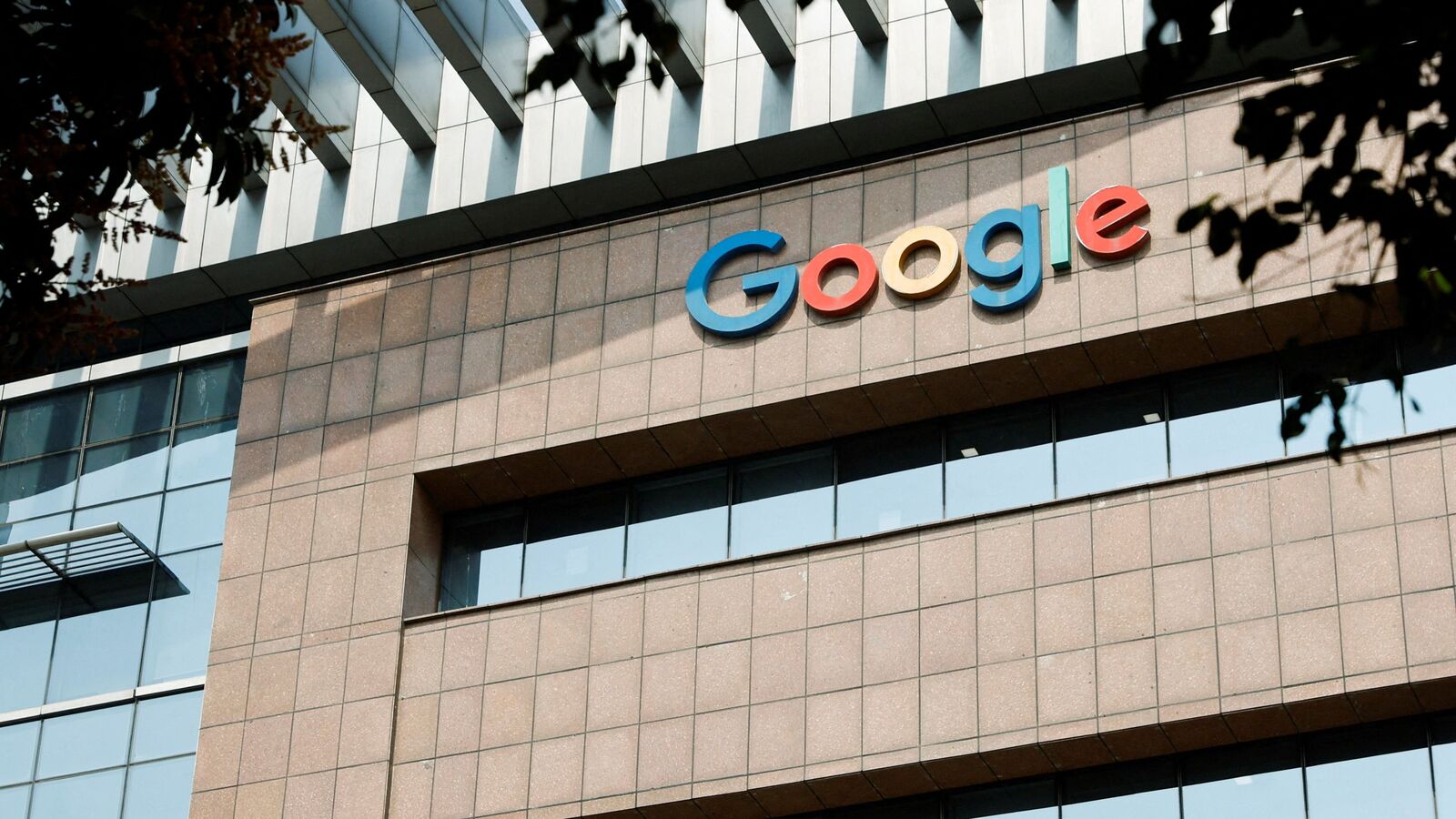 Anthropic and Google discuss a major AI computing power deal.