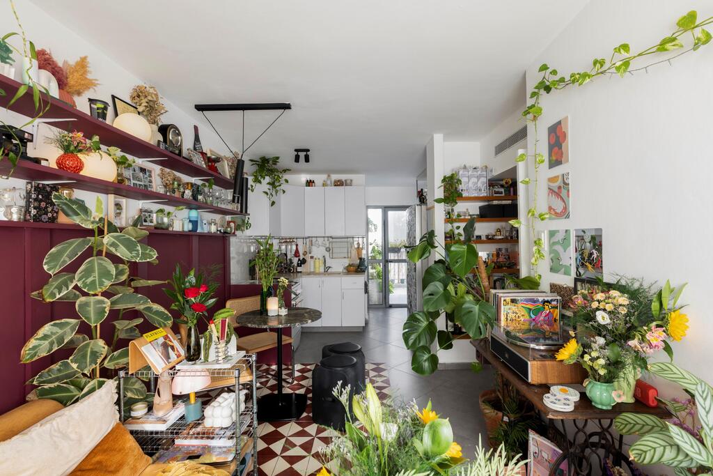 About 55 square meters, rented.  (Photo: Merav Felberg)  הבית של אביב קסלר, מדור כאן גרים