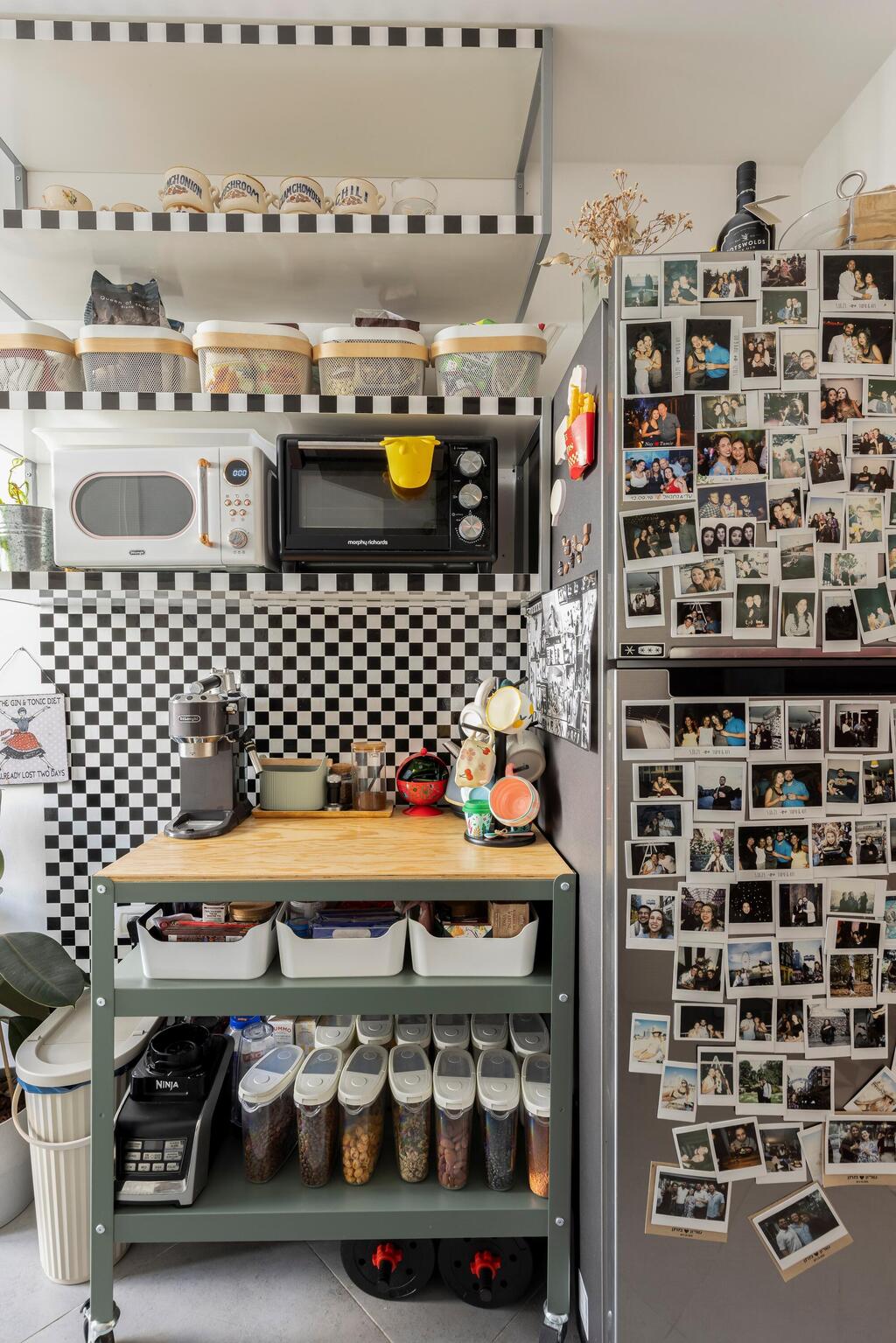 A coffee station with wallpaper stands beside the refrigerator  (Photo: Merav Felberg)  הבית של אביב קסלר, מדור כאן גרים