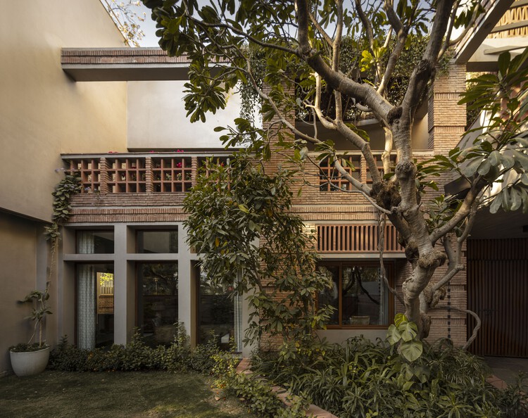 Transformation House / Studio Juggernaut - Exterior Photography, Wood, Balcony, Courtyard