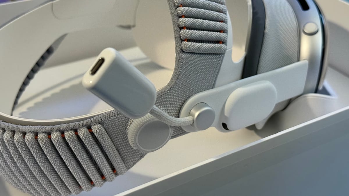 $300 Gen 2 Apple Vision Pro Developer Strap Delivers A 20 Gbps USB-C Port