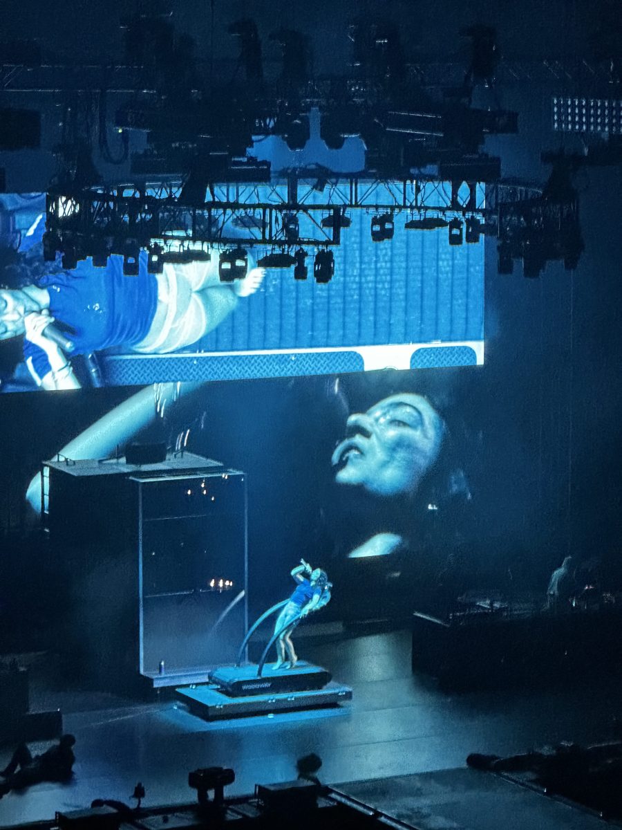 Lorde ‘lives on the edge’ for Ultrasound World Tour at Greek Theatre 2 Lorde ‘lives on the edge’ for Ultrasound World Tour at Greek Theatre