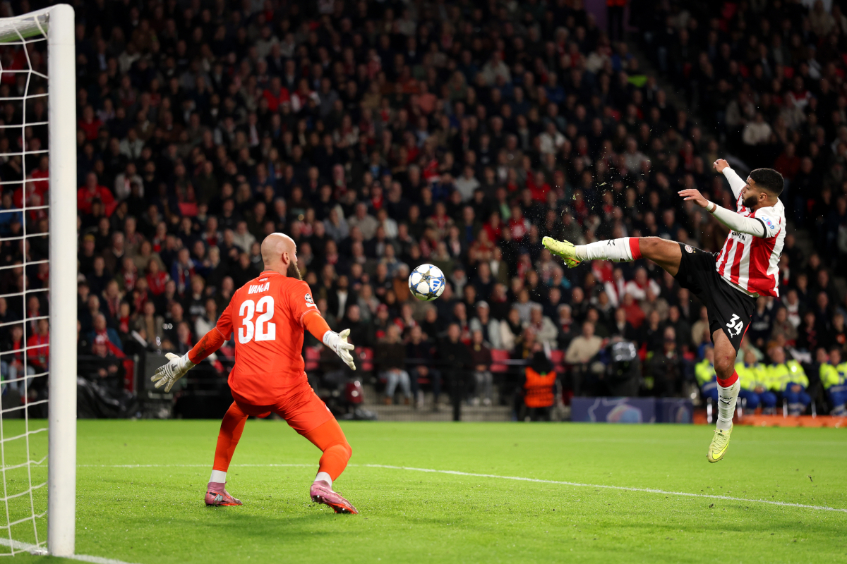 EINDHOVEN, NETHERLANDS - OCTOBER 21: Ismael Saibari of PSV Eindhoven scores a goal past goalkeeper Matej Kovar of Napoli which was later ruled out for offside during the UEFA Champions League 2025/26 League Phase MD3 match between PSV Eindhoven and SSC Napoli at PSV Stadion on October 21, 2025 in Eindhoven, Netherlands. (Photo by Dean Mouhtaropoulos/Getty Images)