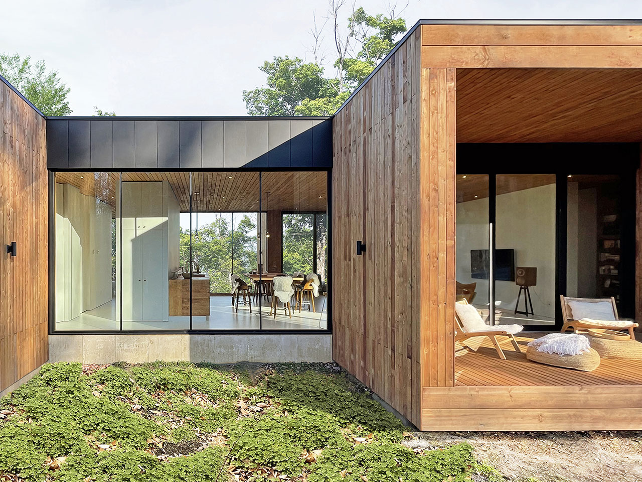 La Cadrée Perchée Is a Mountain Home That Interacts With Nature