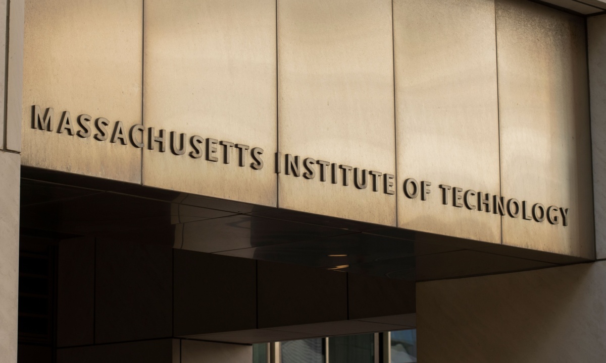 Decentralization Emerges as a Test of Big Tech’s AI Power