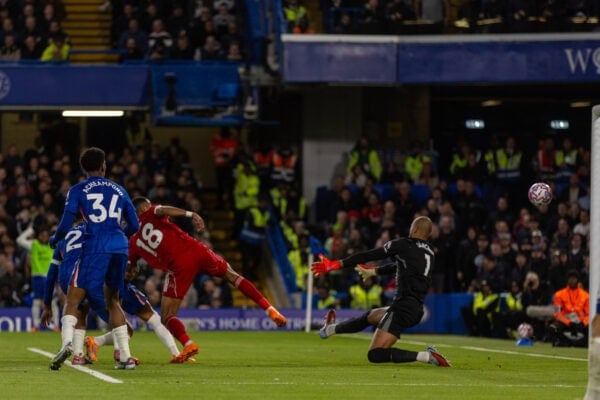 LONDON, ENGLAND - Saturday, October 4, 2025: Liverpool's Cody Gakpo shoots to score his team's equalising goal during the FA Premier League match between Chelsea FC and Liverpool FC at Stamford Bridge. (Photo by David Rawcliffe/Propaganda)
