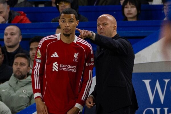 LONDON, ENGLAND - Saturday, October 4, 2025: Liverpool's head coach Arne Slot (R) speaks to substitute Hugo Ekitike before he is brought on during the FA Premier League match between Chelsea FC and Liverpool FC at Stamford Bridge. (Photo by David Rawcliffe/Propaganda)