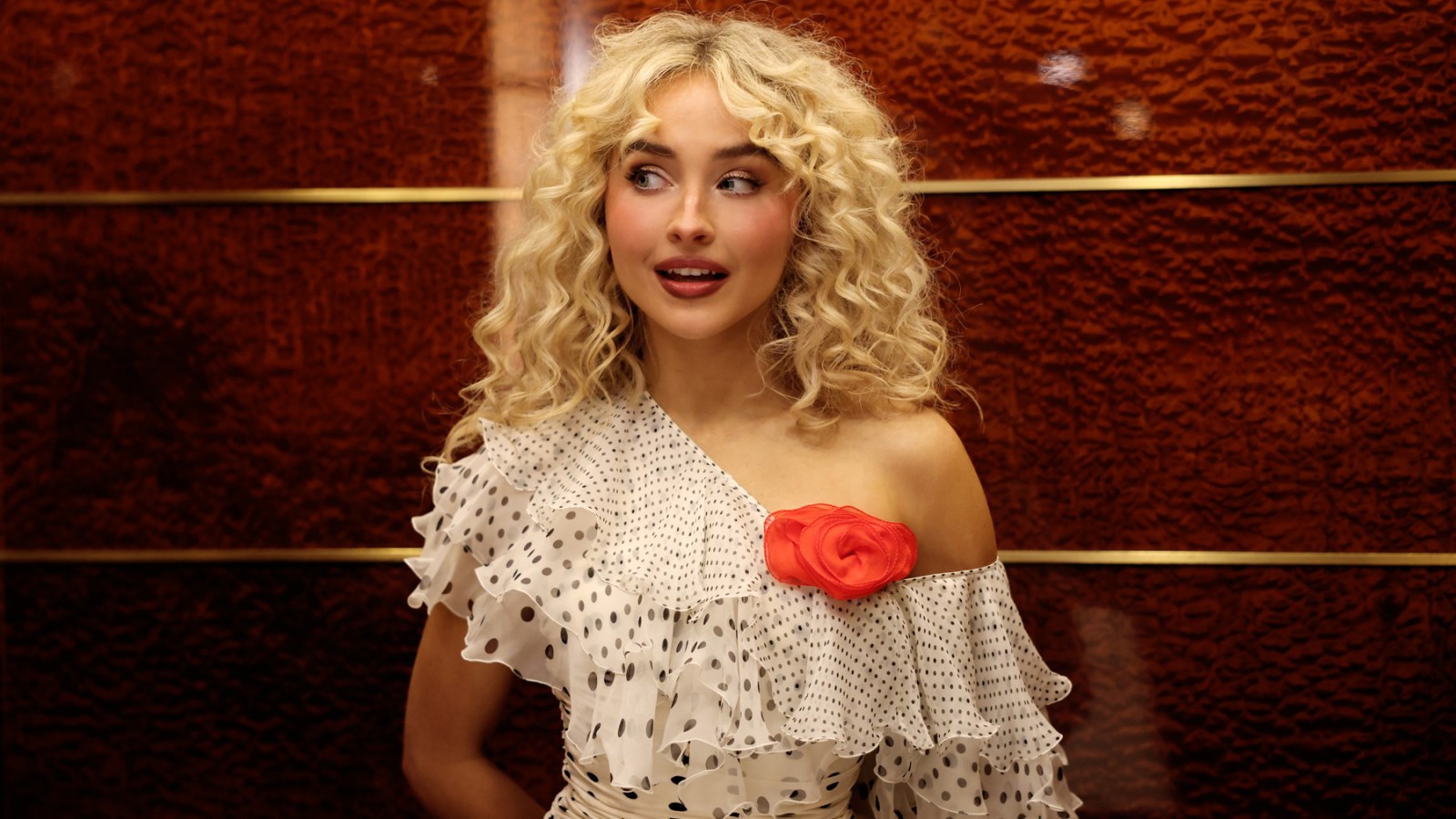Sabrina Carpenter Parodies 'Sex and the City' in 'SNL' Promo