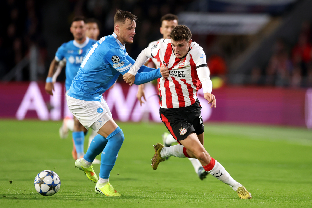 EINDHOVEN, NETHERLANDS - OCTOBER 21: Guus Til of PSV Eindhoven is challenged by Sam Beukema of Napoli during the UEFA Champions League 2025/26 League Phase MD3 match between PSV Eindhoven and SSC Napoli at PSV Stadion on October 21, 2025 in Eindhoven, Netherlands. (Photo by Dean Mouhtaropoulos/Getty Images)