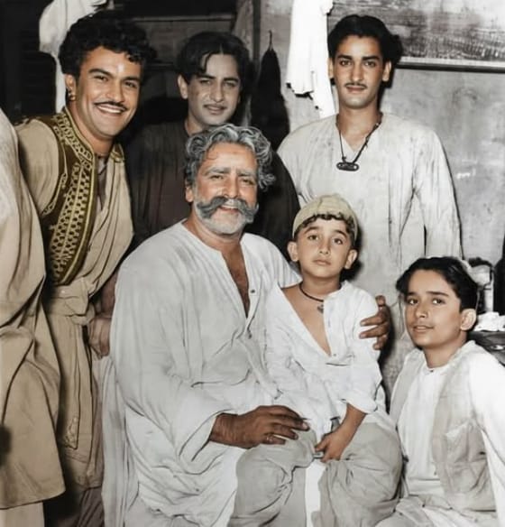 Born in Mumbai into the renowned Kapoor family of Bollywood, his birth name was Shamsher Raj Kapoor. The world also fondly remembers him as the “Elvis Presley of India.”