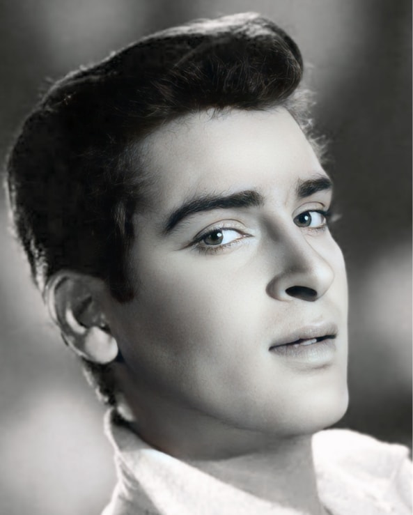 He is none other than the charming actor Shammi Kapoor, known for his lively on-screen persona. But behind the scenes, the story was very different!