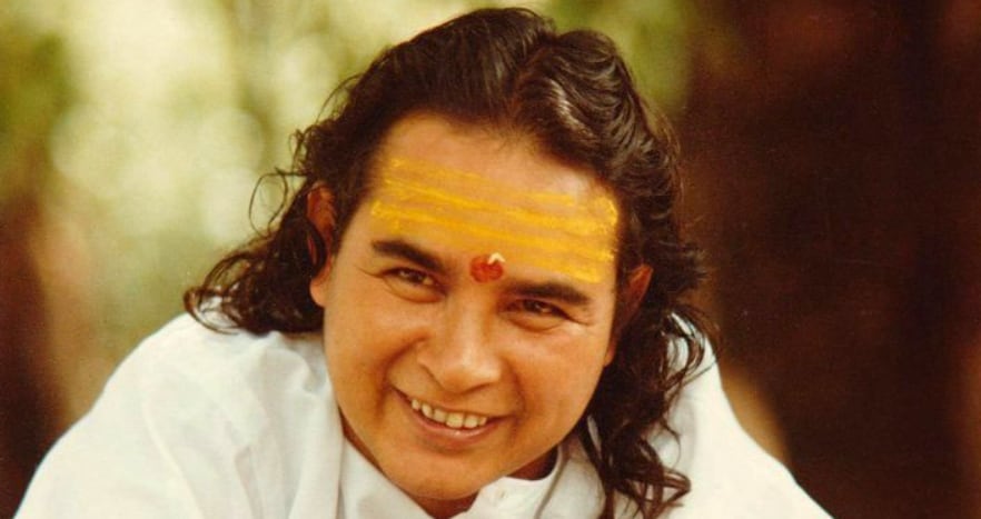 While sitting quietly in a corner and secretly clicking pictures of Baba, Shammi Kapoor suddenly felt the yogi’s gaze fixed on him. That single moment stirred something deep within and awakened his spiritual curiosity.
