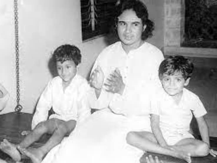 After reaching the ashram, just one word from Baba changed his life. Seeing him, the yogi smiled and said, “Mahatma Ji.”