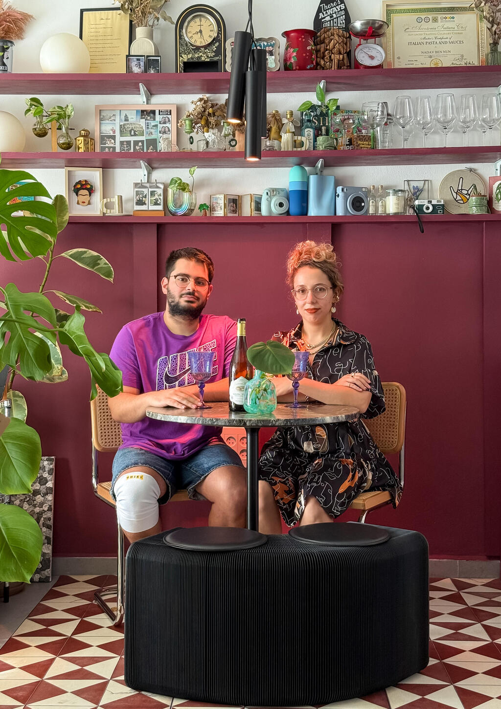 A big challenge on a small budget: Aviv and Nadav in the dining area  (Photo: Noam Ron)  הדירה של אביב ונדב, מדור כאן גרים