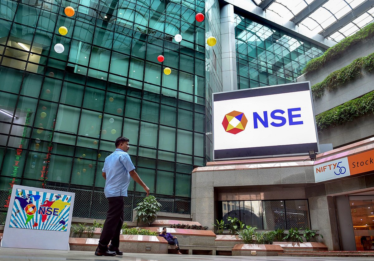 Stock markets recover early lost ground; trade higher on foreign fund inflows