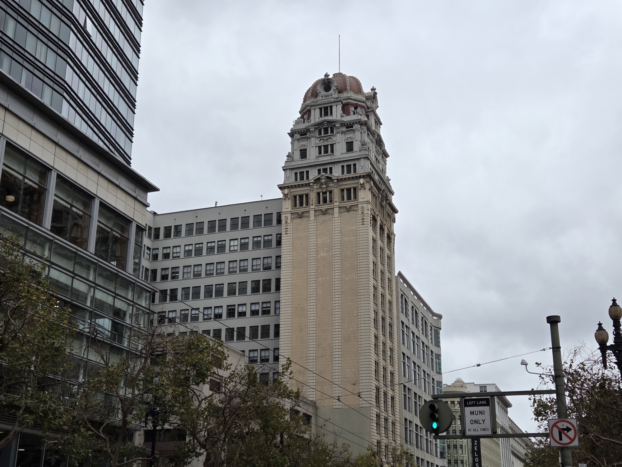 Downtown building by Galaxy S25 Plus