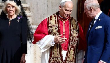 King Charles becomes first British monarch in hundreds of years to pray with Pope