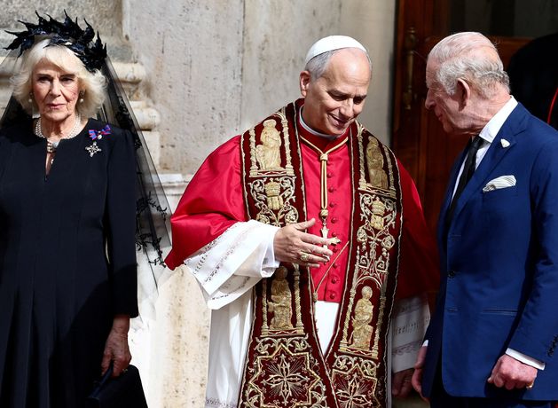 King Charles becomes first British monarch in hundreds of years to pray with Pope