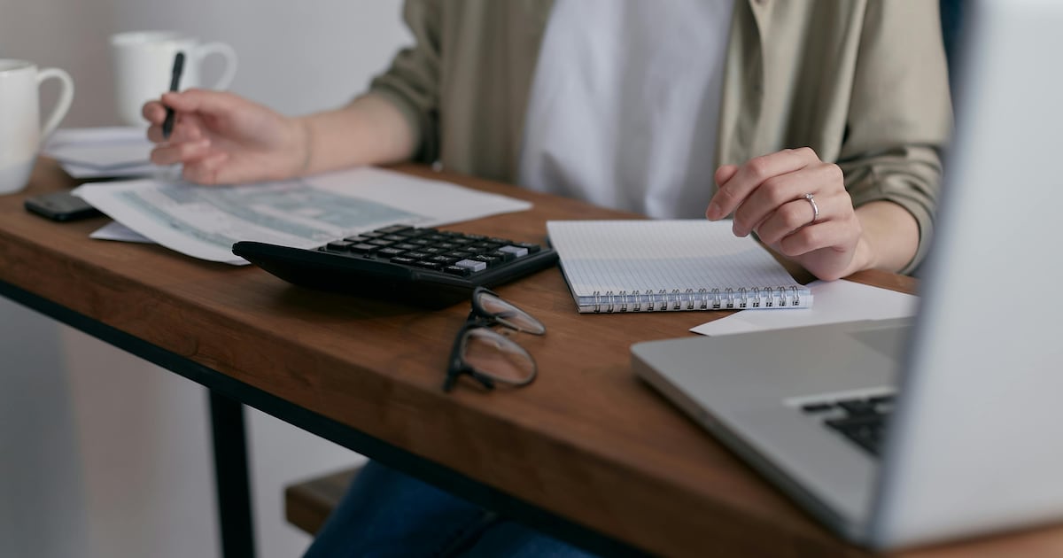 What is a financial infidelity and what to do, according to experts