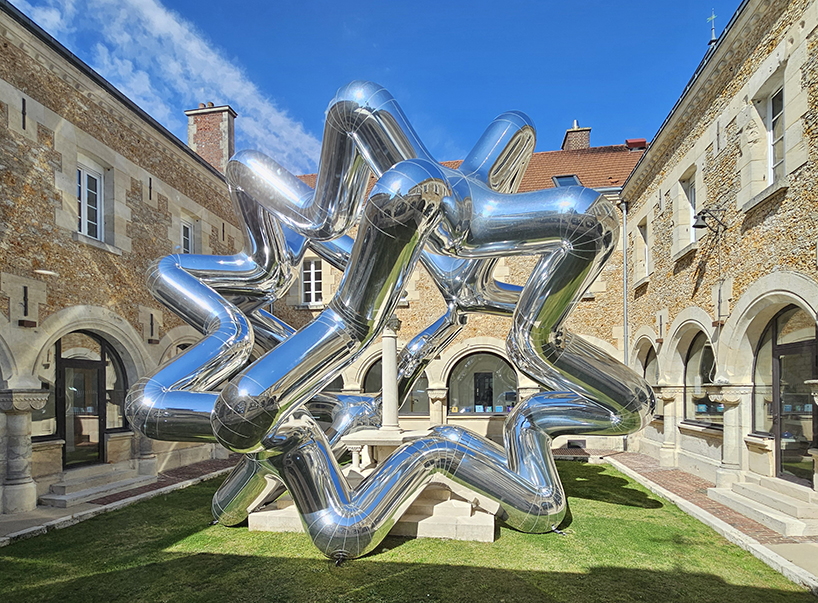 cyril lancelin's inflatable sculpture of star loops reflects the courtyard of étrépagny library