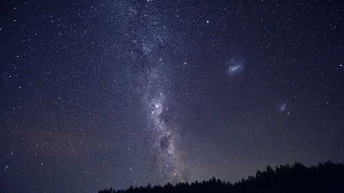 Scientists think the mysterious glow in our galaxy could be from dark matter. What that means