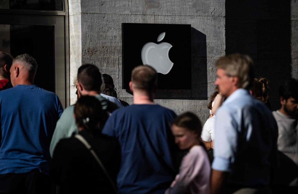 Customers queue up in front of an Apple retail outlet Berlin, Germany, on September 19, 2025. Photo: AFP